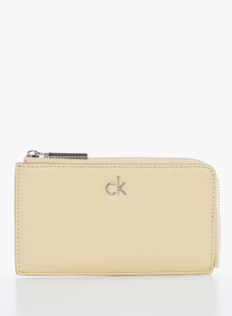 كالفن كلاين حامل بطاقات بشعار مع سحاب